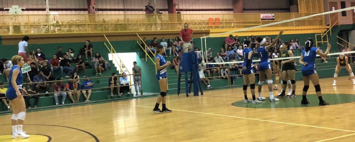 PUCPR1's tweet photo. #LasDuras dominan la cancha.  #Pioneras ganan a la UPR Utuado los tres encuentros.  ¡3 a 0! Celebran la #FiebrePionera 💙💙💙💙🏐🏐🏐 https://t.co/8JkzJbj3vi