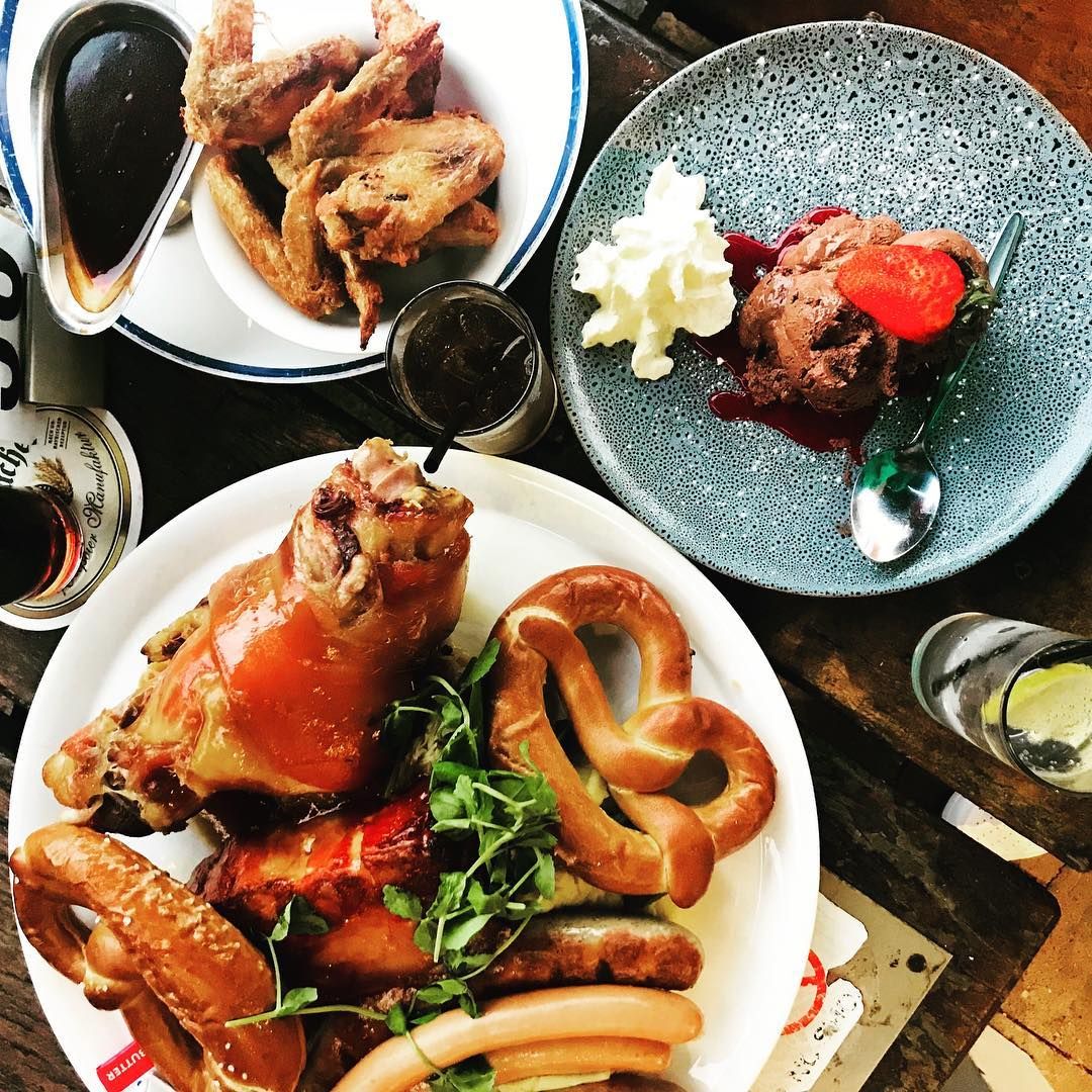More of our delicious food at the Hahndorf Inn photographed by @zzzz_zoeee 🥨
#hahndorf #hahndorfinn #adelaide #tourismadelaide #germanbeer #beer #food #adelaidehills #restaurantaustralia #germanfood #applestrudel #apfelstrudel #seeaustralia #seesouthaustralia #sausages
