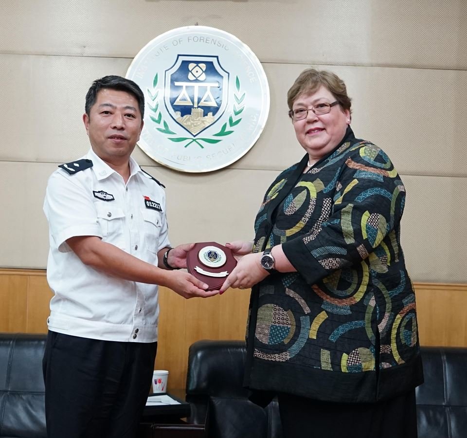 ForensicFoundat's tweet image. Anna Davey: An honor to be presented with a plaque commemorating my visit to the National Institute of Forensic Science, Ministry of Public Security, China on 4th September.