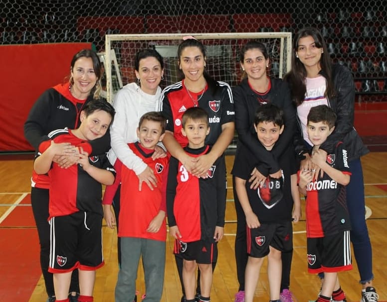FutsalNewells's tweet photo. La #EscuelaDeFutsal leprosa realizó hoy un encuentro del que participaron las madres, en homenaje por su día. https://t.co/cSNKyirldk