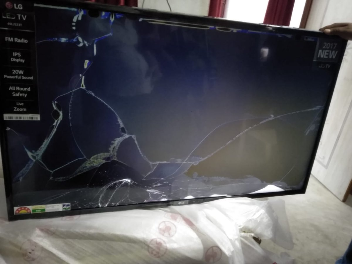 saurabh7489's tweet photo. @Flipkart
@flipkartsupport
@ConsumerReports
@_sachinbansal
Subject.. - FLIPKART DELIVERED 38525 TV WITH BROKEN LCD ON BIG BILLION DAY.
#FAKEFLIPKART
#damageproduct
Ord details:-
Ord no.: OD113596188309400000
dt: 10th Oct 18
model : LG SMART HD LED TV 49 INCH (49LJ523T) https://t.co/bR9RhkLc3b
