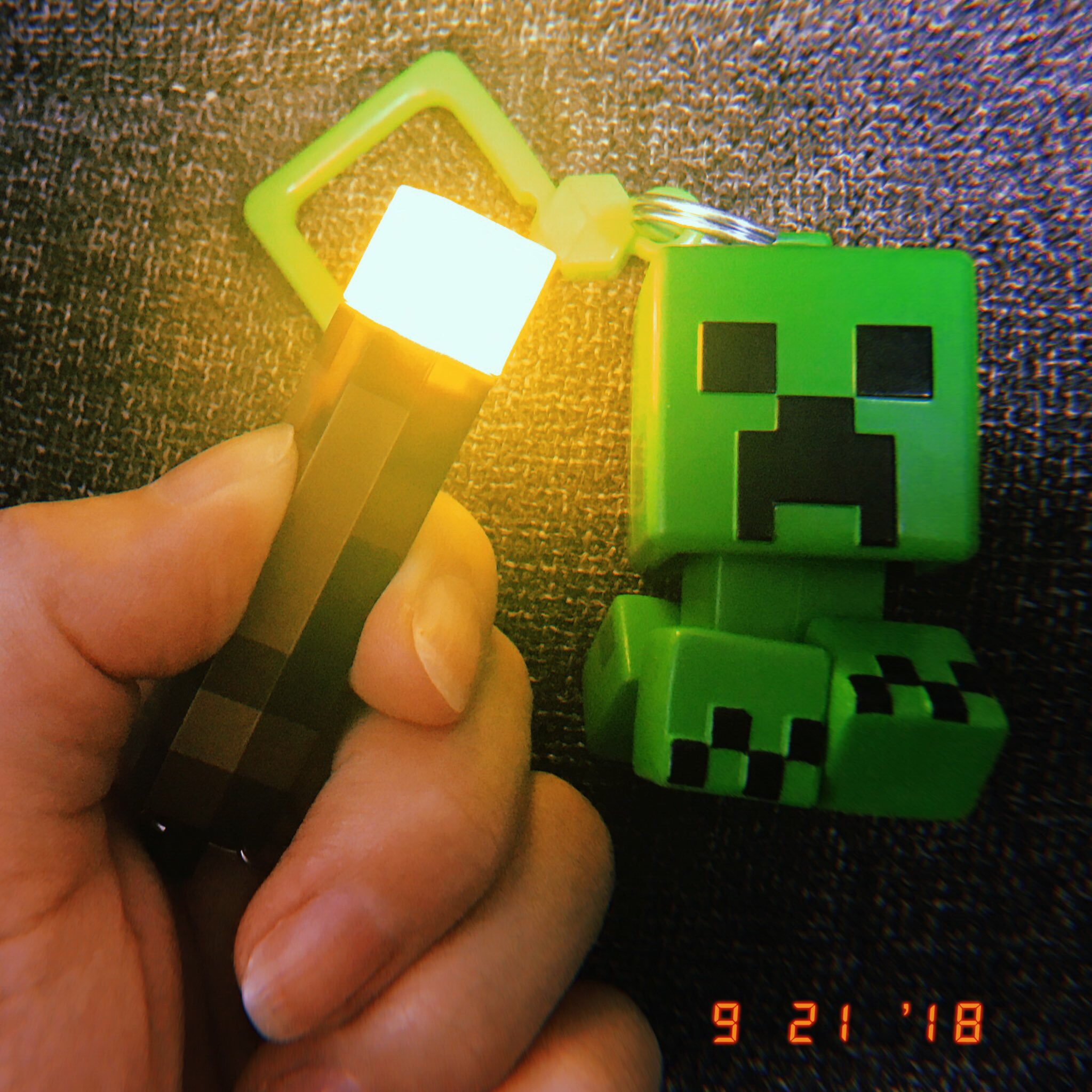 ヴィレッジヴァンガード 川崎チッタ店 Minecraft 最新の マイクラ グッズが 入荷したぞ Tgs18 で発売されていた クリーパーtntラバーキーホルダー たいまつライトキーホルダー 首振りキーホルダーお楽しみパッケージ
