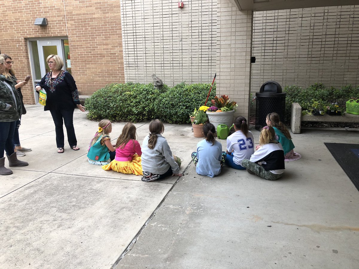 PrinPatrick's tweet photo. Carlisle Girl Scouts show some love with a beautiful spruce up!  They are all heart!!@CarlisleCoyotes @PrinPatrick https://t.co/djam7SErmS