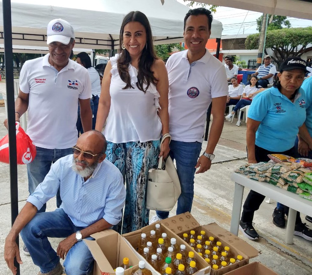 La 1ra gestora de #Valledupar <a href="/LisbethRosado1/">Lisbeth Rosado</a> el jefe de la <a href="/oficulturavpar/">Cultura Municipal</a> <a href="/Tomasdarioguti2/">Tomasdariogutierrezh</a> y su equipo, participaron de la ayudaton que beneficiará a los damnificados del municipio de Uribia, La Guajira #ValleduparEsSocial unidos en lazos de amor al prójimo #JainethDazaBadillo