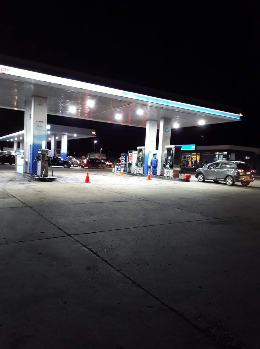 Paro de camioneros ocasiona venta masiva de bencina en Punta Arenas vocerodelapatagonia.wordpress.com/2018/10/23/par…