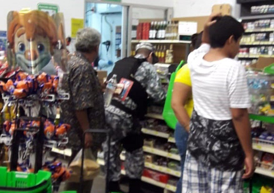 Solitario sujeto ASALTA tienda Aurrerá en Veracruz Puerto. Noticias en tiempo real