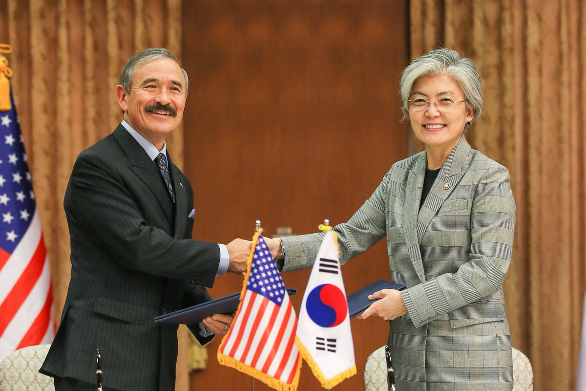 mofa_kr's tweet photo. 강경화 장관과 해리 해리스 주한미합중국 대사는 한-미 취업 연수여행(WEST) 프로그램 및 취업관광 프로그램(WHP)을 5년간 재연장하는 외교부와 미 국무부간 양해각서에 서명하였습니다. 이번 양해각서 연장을 통해 한국 대학생들은 WEST 프로그램으로 미국에서 최장 18개월 체류가 가능합니다. https://t.co/I0se1VkHSS