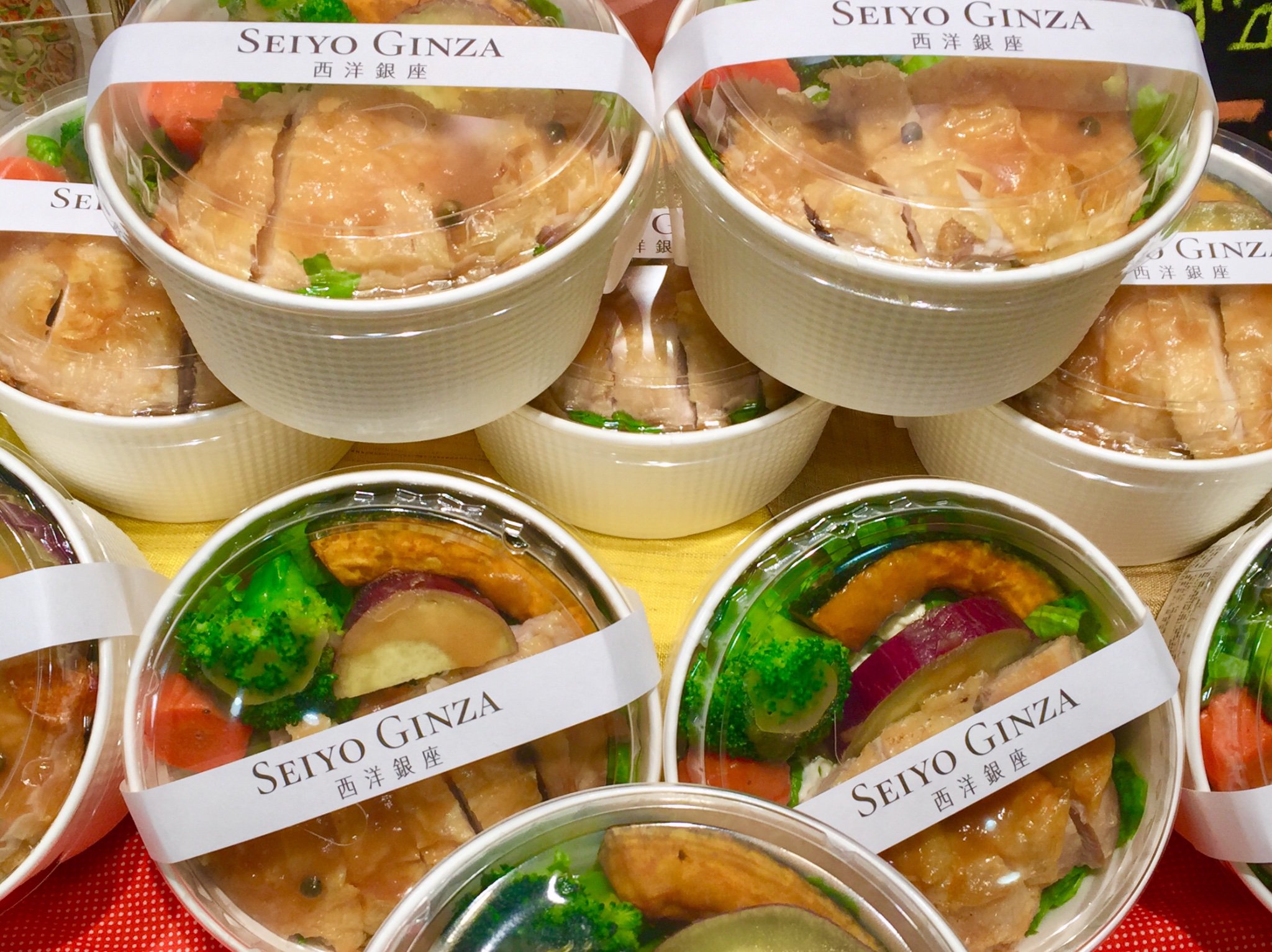 大丸東京店 ランチタイム限定 西洋銀座 の ローストチキン丼 グリーンペッパーの効いたソースに絡めたローストチキンをごはんの上にどーんと乗せ 彩りのよいゴロゴロ野菜もたっぷり入ったシェフおすすめランチです デパ地下