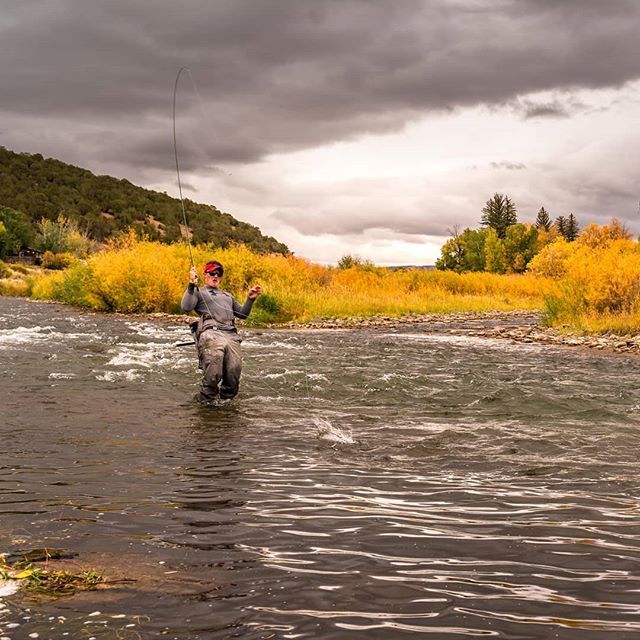 RIP Wet Wading SZN...amirite @suckerfisher? @zebfoster puts his back into it like Ice Cube. 😂😂😂 #flyfishing #colorado #ranchlife #sonyalpha #troutsflyfishing #rising3474 #youcandoitputyourbackintoit ift.tt/2POEJrT