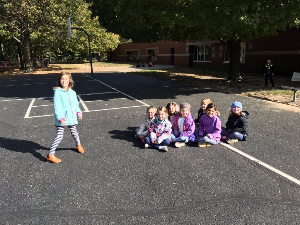 1sr graders playing school at recess today @WOSpanish