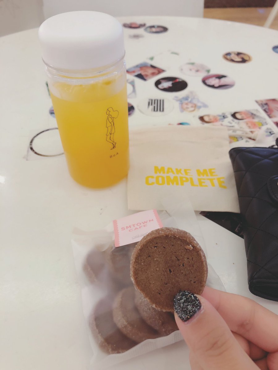 PrettyBoA's tweet photo. Sitting on @BoAkwon signed chair and having some snacks and drink right now🤩 (No I’m not here to shelter from the rain😂😂😂HONESTLY)
#womanshowcase #showcase #BoA #woman #9th #BoA9a #boakwon #ボア #宝儿 #boathelive #korea #seoul #보아 #woman #SMTOWN #ChinaLovesBoA https://t.co/YuqsCtMUSN