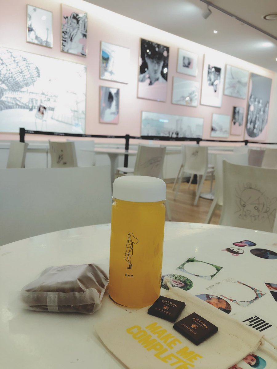 PrettyBoA's tweet photo. Sitting on @BoAkwon signed chair and having some snacks and drink right now🤩 (No I’m not here to shelter from the rain😂😂😂HONESTLY)
#womanshowcase #showcase #BoA #woman #9th #BoA9a #boakwon #ボア #宝儿 #boathelive #korea #seoul #보아 #woman #SMTOWN #ChinaLovesBoA https://t.co/YuqsCtMUSN