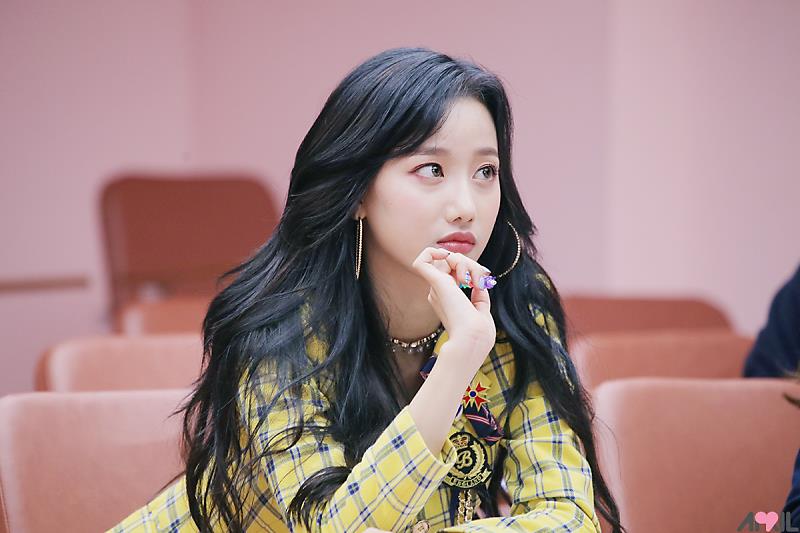 aprilunion's tweet photo. [PIC] 231018 Behind the Scenes de "예쁜 게 죄 (Oh! my mistake)" no naver: Naeun 
🍍 https://t.co/VqlsG5U35c https://t.co/hTFQkCJw7c