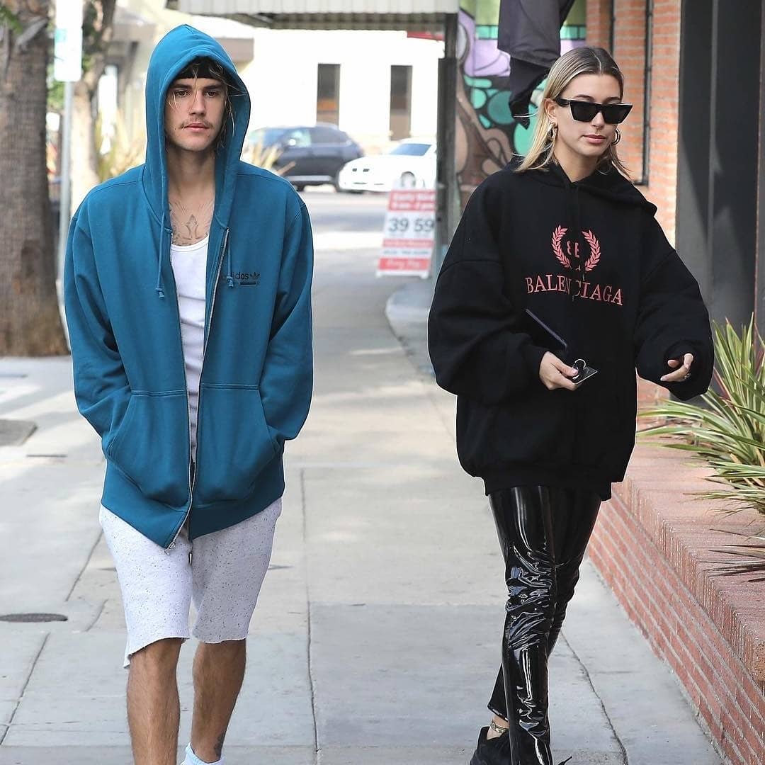 radioboxID's tweet photo. #JustinBieber dan #HaileyBaldwin keluar untuk mencari makan, pasangan ini semakin romantis di hadapan publik sehingga berciuman didepan publik 😍👏🎶💞
Buat good people jangan cemburu ya sama pasangan ini @justinbieber @haileybaldwin 👏💏 
#RADIOBOX https://t.co/N8yhq8jXQU