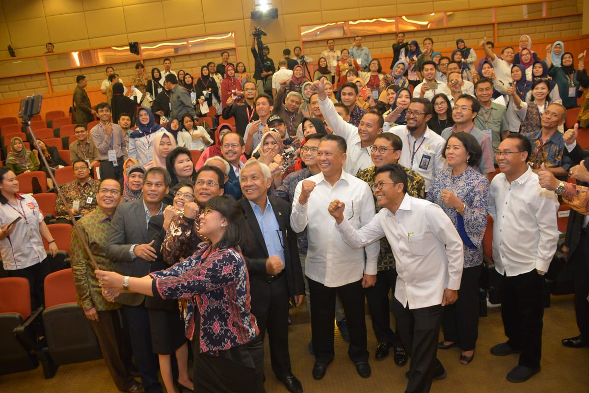 DPR_RI's tweet photo. Ketua DPR RI Bambang Soesatyo membuka kegiatan Sosialisasi dan Workshop Pemanfaatan Aplikasi DPR Now di Ruang Abdul Muis Gedung Nusantara DPR RI, Selasa, 23 Oktober 2018. #DPRnow https://t.co/HXZRHPh7aZ