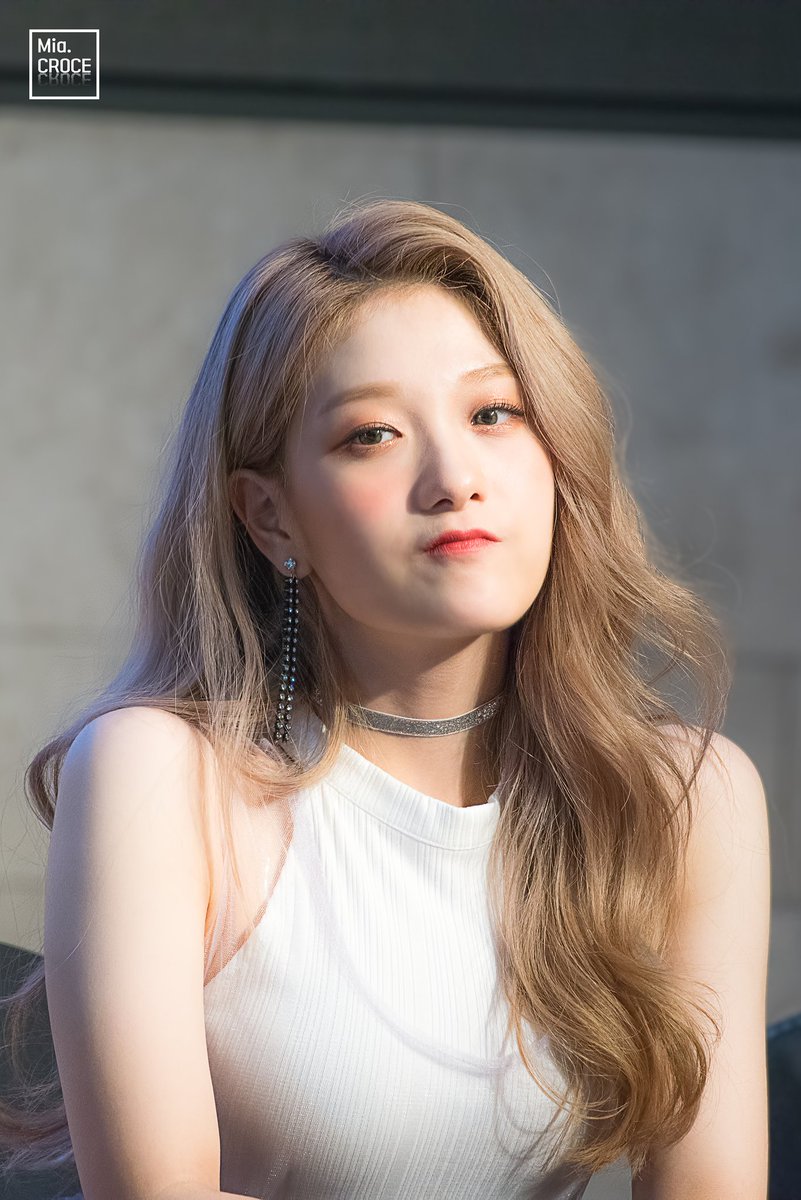 Mia_Croce's tweet photo. 181021 잠실 팬사인회 이서연
#프로미스나인 #fromis_9 
#이서연 #LeeSeoYeon
@realfromis_9 https://t.co/bYjTT60dmz