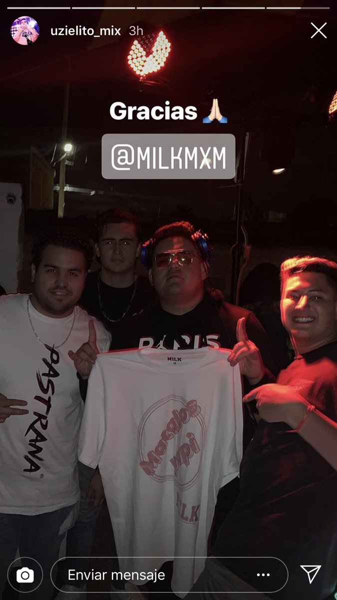 Milkmx1's tweet photo. Entregando regalo a #uzielitomix y a #pastrana 🔥🐶🥛 https://t.co/sFdo6Hi2hF