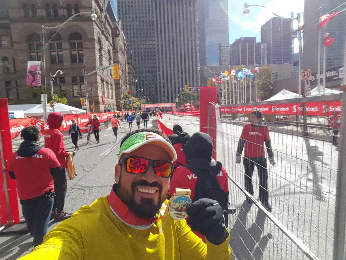 BorisManoloff's tweet photo. Disfrutando, excelente evento y con toda la actitud #Torreón #LocosXCorrer #42.2K 
#TorontoMarathon #ScotiabankWaterfrontMarathon #STWM @RunCRS @ClubSantos https://t.co/YMpqBpG79k