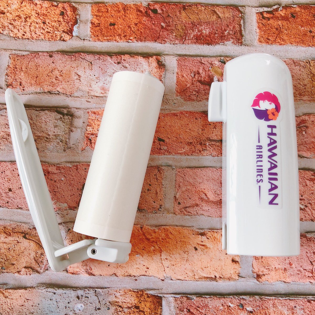 Saori A Twitteren コスプレイベントの時 無印の携帯用 衣類クリーナー持って行ったらすごいよかった ブラシだとうまく取れないものもコロコロだとちゃんと取れる 紙ゴミが出るけどね ハワイ のシールは関係ないよ 無印良品 携帯用衣類クリーナー コロコロ