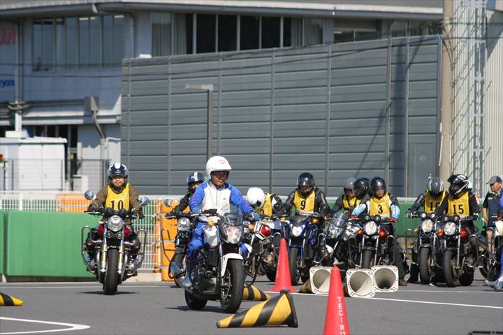 ゴンスケ ライディングスクール 初中級 コースでの様子 ゼッケンno 10番です 次第にバイクにも慣れて なんとか無事に終えたという感じです もう少し筋力up等 体調を整えて再挑戦してみたいです 交通教育センター レインボー 埼玉 ライディング ゴンスケ ライディングスクール 初中級 コースでの様子 ゼッケンno 10番です 次第にバイクにも慣れて なんとか無事に終えたという感じです もう少し筋力up等 体調を整えて再挑戦してみたいです 交通教育センター レインボー 埼玉 ライディング