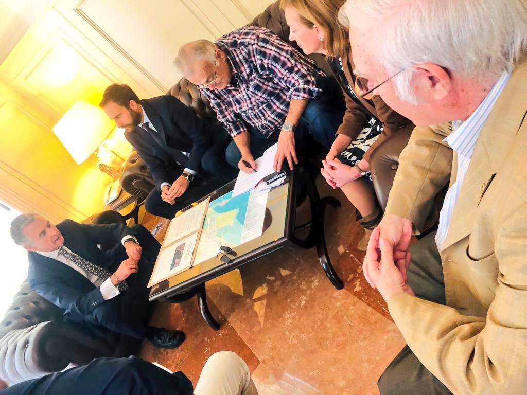PSOEaytoMalaga's tweet photo. El portavoz socialista @aDanielPerez y la concejala @mariabegoamed han mantenido un encuentro con el presidente de @malagaport, Paulino Plata, y representantes de la Federación #Cívilis y la Plataforma en Defensa de la Playa de #SanAndrés, #ParqueDelMar y #Torrijos https://t.co/JDoTPiXQnP