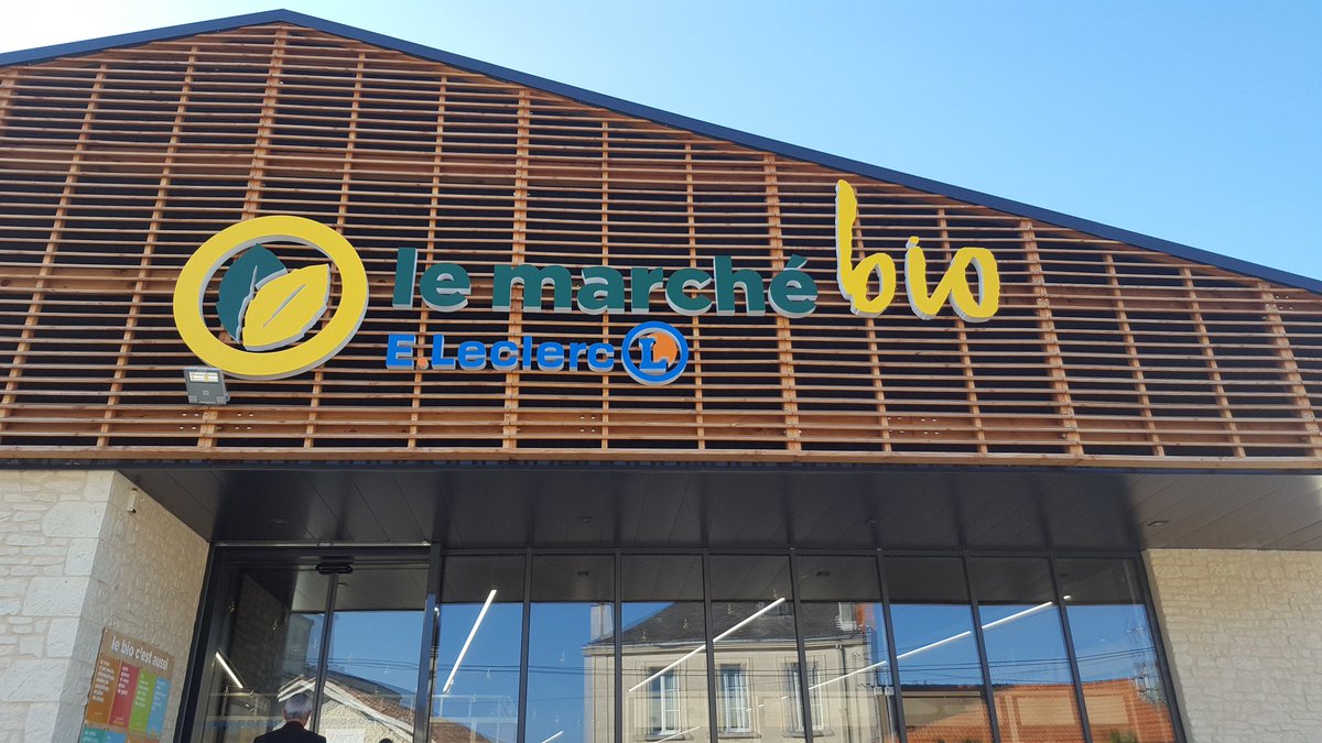 LSAconsommation's tweet photo. Inauguration à saintes du #marchebio, le magasin bio spécialisé de leclerc https://t.co/95jUWemDKx