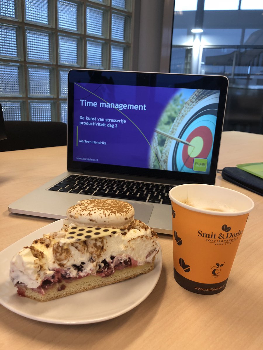 puretalentnl's tweet photo. Je weet dat je in Sittard bent als je wordt ontvangen met deze flinke punt vlaai! #timemanagement @NS_online https://t.co/iF0w4OwkgW