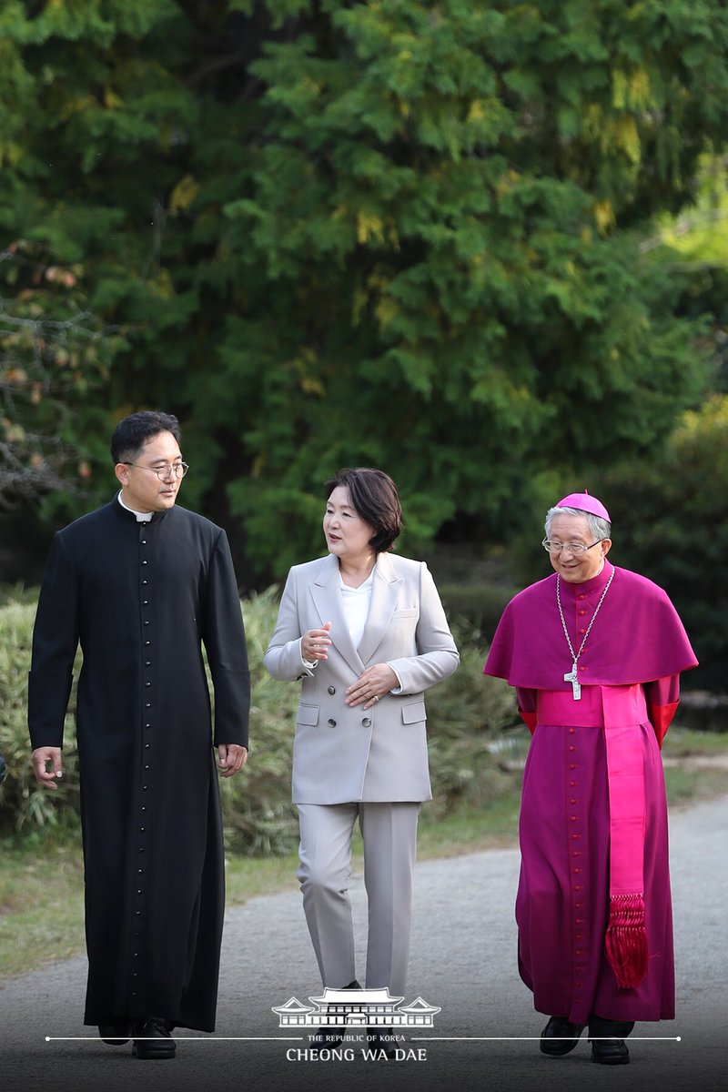 “소록도, 고통의 섬이 아닌 치유와 희망을 상징하는 땅이 되길” 김정숙 여사는 국립소록도병원을 방문해 병동을 둘러보고 환우들과 병원 관계자들을 격려했습니다. 오늘 김정숙 여사는 4월 장애인의 날에 청와대를 찾았던 소록도 환우들을 다시 만나기도 했습니다. goo.gl/uq1ba3