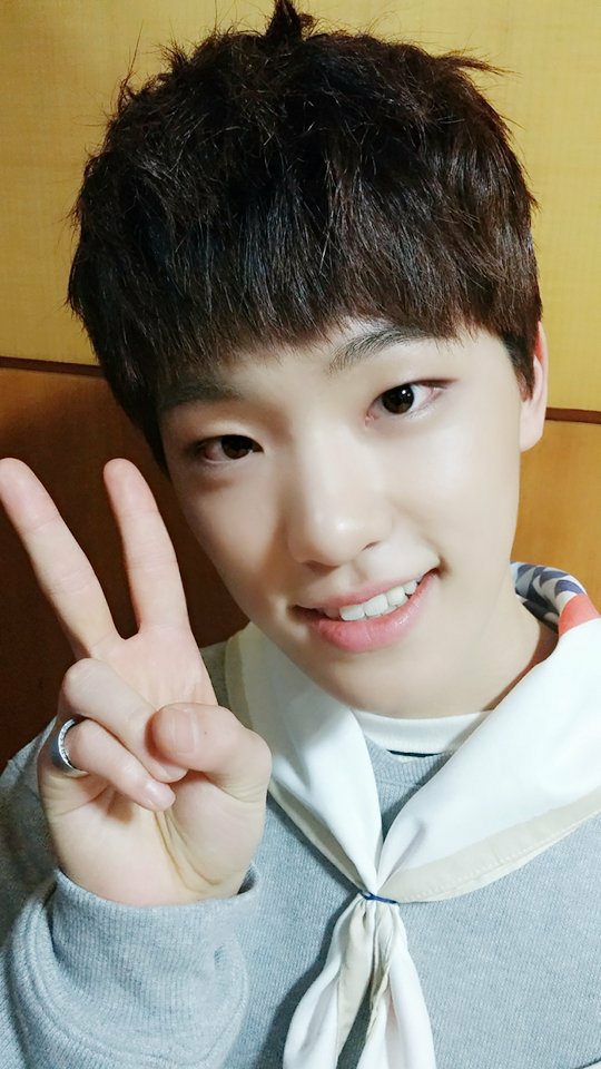 jihoon17_'s tweet photo. waiting for @crscr_lee 
bata san ka na? 
nagpapalibre ka dahil mataas nakuha mong grade sa test tapos hanggang ngayon wala ka pa dito? https://t.co/RCZ2FMVrHP