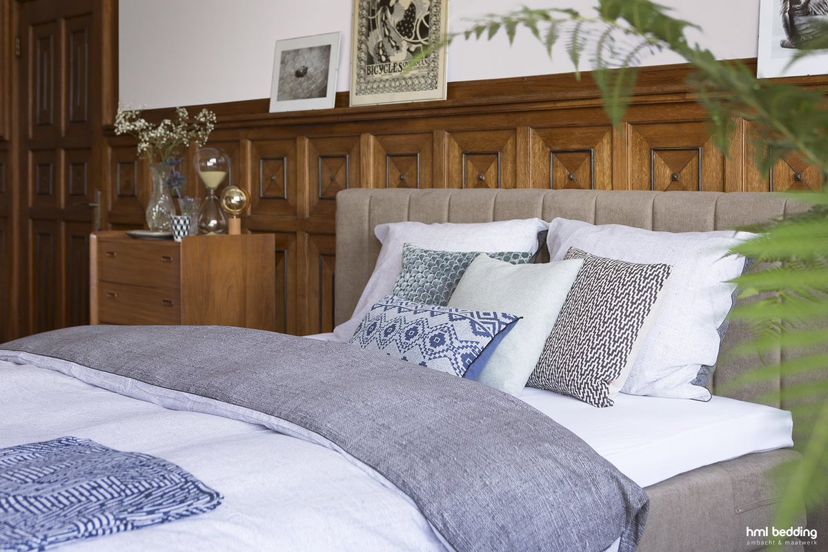 Creëer een eigentijdse sfeer in een klassieke #slaapkamer door verschillende kussenpatronen met elkaar te mixen. 
#hmlbedding ambacht&amp;maatwerk