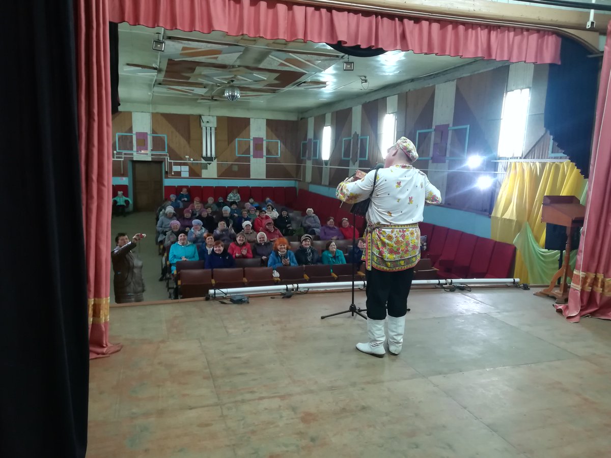 22.10.2018 г. в доме культуры п. Лух, в Дни Российской культуры, состоялся концерт дипломанта фестиваля "Играй гармонь!", вятского парня Андрея Чешуина. В программе прозвучали авторские, казачьи и народные песни. Публика очень тепло принимала талантливого певца и гармониста!