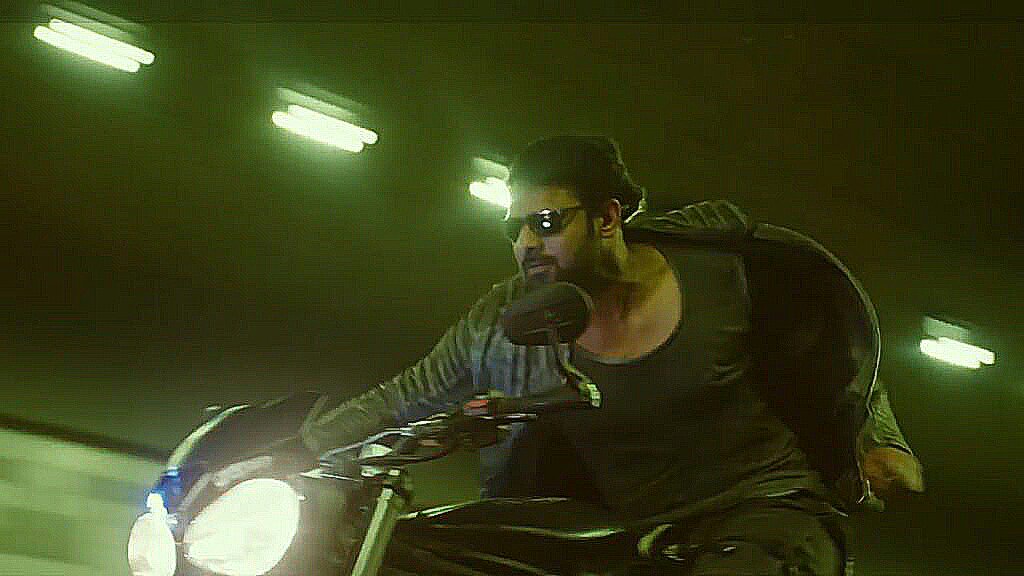 MirchiTWD's tweet photo. Aah bgm nd walking style goosebumps asalu🔥🔥🔥 @MusicThaman #Saaho #ShadesofSaaho #Prabhas
#Chapter1Saaho @UV_Creations @sujeethsign @ShraddhaKapoor @SaahoOfficial 
#HappyBirthdayPrabhas #HBDDarlingPrabhas https://t.co/omLONJZFw7