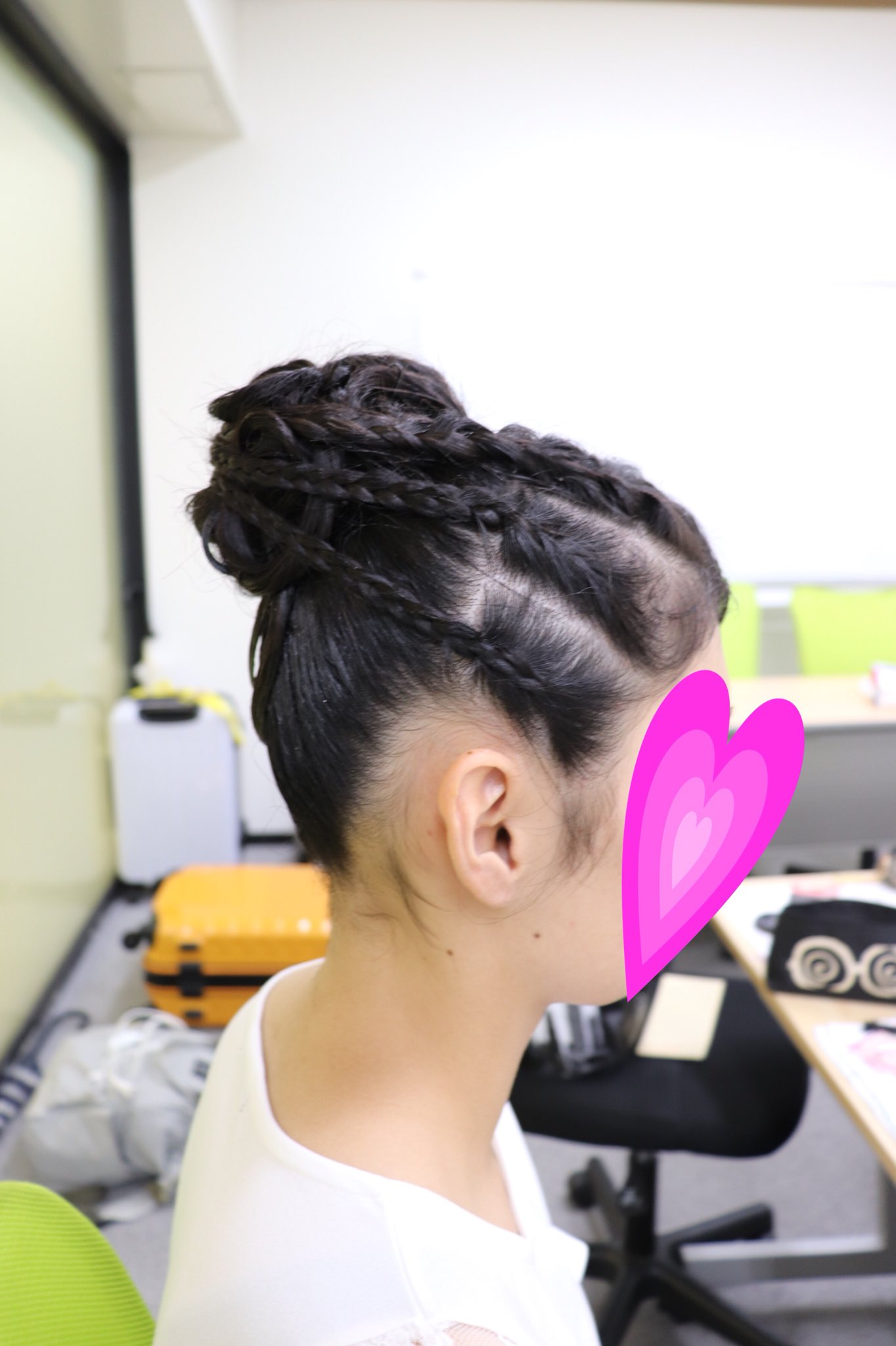 توییتر まっきーのヘアアレンジ日記 در توییتر 愛知学院2年 M みなみちゃん ドレスのカラーに合わせたグリッターで前髪を飾りました 黒と黄緑がベースカラーで シャープな模様のついたかっこいいデザインのドレスだったので コーンロウ 編み込みを入れて 髪上げも