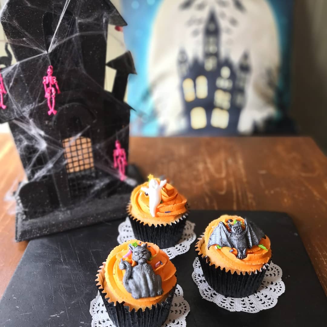 UrbanfuseCafe's tweet photo. Please stop in for a spell or a #halloweencupcakes https://t.co/JYCWmaxrLb