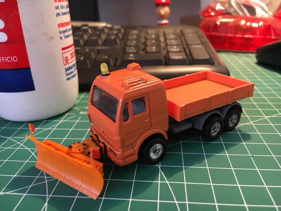 piervalem's tweet photo. Modellismo... da vecchio trattore stradale a spazzaneve! #modifichemodellistiche #personalizzazionemodelli #scala187 #modellismounodeimieihobby 😉👍 https://t.co/XHoT9SDiRI