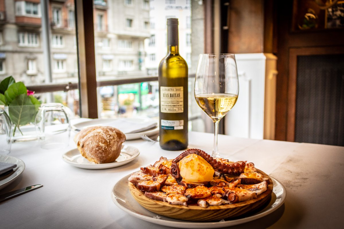 Si eres de los que disfrutas de un buen #pulpo, eres de los nuestros.Si estás por Madrid, este #FinDeSemana te esperamos en La Sirena Verde¿Salivas al ver esta imagen?
#Desde1969#GranVia #Desde1969 lasirenaverde.com