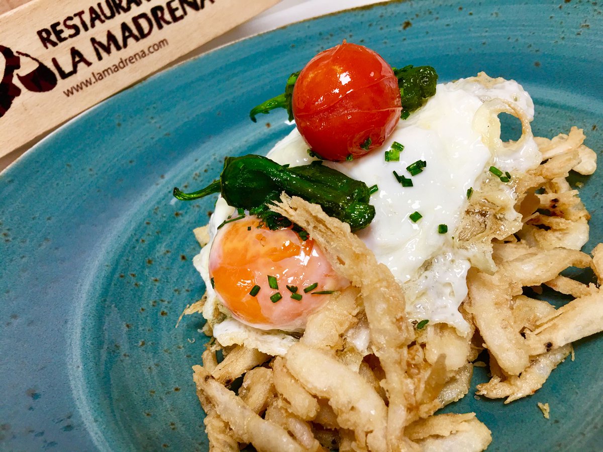 Una bomba de receta!
Gambas de cristal, huevo frito, pimiento de Padrón y tomate cherry, muy sencillo pero con un producto fantástico!  #CocinaAsturiana #Desde2000 Servicio #CachopoAway lamadrena.com