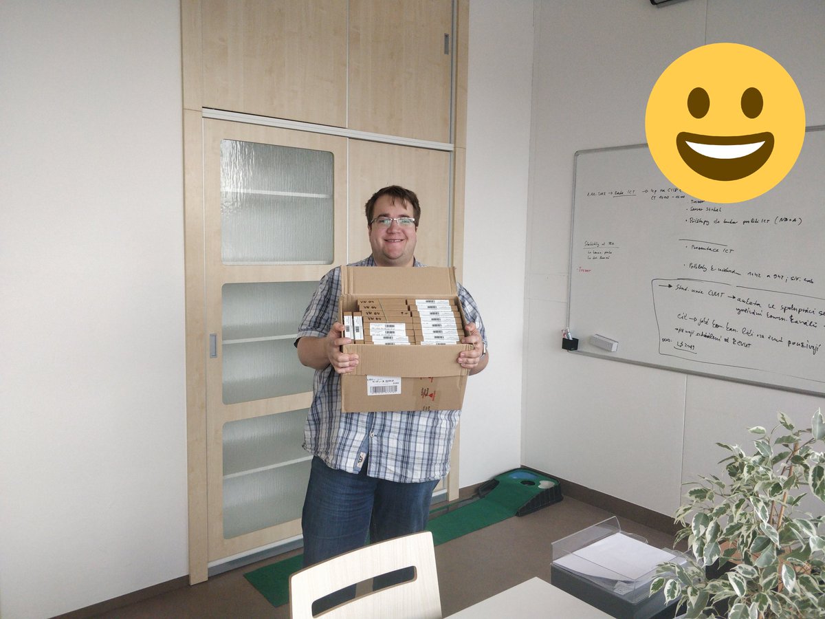benesmil's tweet photo. Tak takhle vypadá 3TB RAM #cvut #fitcvut #cvutfit #fit https://t.co/TFVheZM753