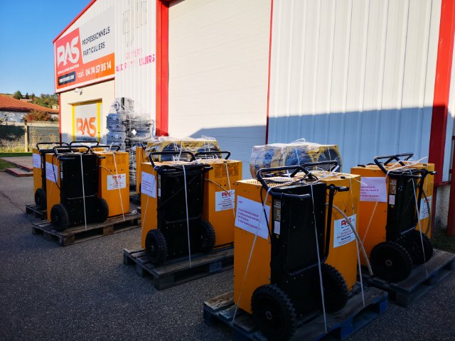 ReseauRAS's tweet photo. Suite aux dernières intempéries, R-A-S mobilise ses adhérents. Après l’arrivée d’une première équipe samedi matin sur Carcassonne, c’est R-A-S LA SEVENNE qui envoie plus de 200 machines d’assèchement pour assainir les bâtiments sinistrés de l’Aude. N° vert : 0 800 003 622 https://t.co/PJzV7AcRoC