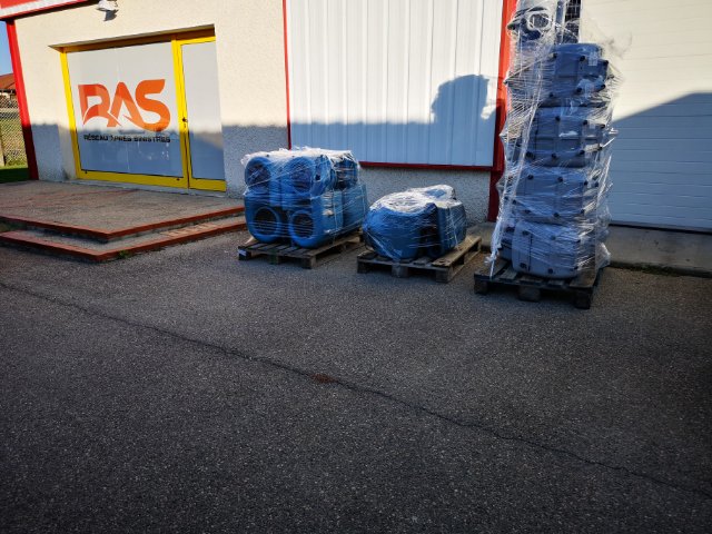ReseauRAS's tweet photo. Suite aux dernières intempéries, R-A-S mobilise ses adhérents. Après l’arrivée d’une première équipe samedi matin sur Carcassonne, c’est R-A-S LA SEVENNE qui envoie plus de 200 machines d’assèchement pour assainir les bâtiments sinistrés de l’Aude. N° vert : 0 800 003 622 https://t.co/PJzV7AcRoC