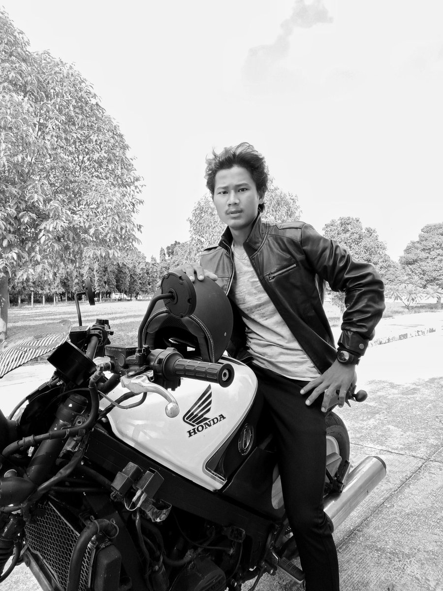 YeKhaingOo's tweet photo. First one my bike.
#Honda #Cafe #Vfr_cb750 #V4engine https://t.co/0vBtaws16L
