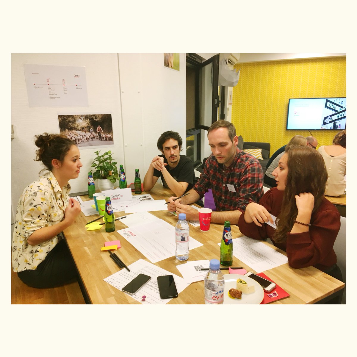 annelaurejozon's tweet photo. 3h de sprint hier soir chez @altima Lyon pour le @blendwebmix , 2 chiens, 8 pet lovers, 32 participants pour imaginer 5 nouveaux services pour notre client Frontline, c'était riche ! MERCI à tous #designsprint #uxdesign #petlovers #aperotime #idéation #madewithhappiness https://t.co/JzOPXQV5R5