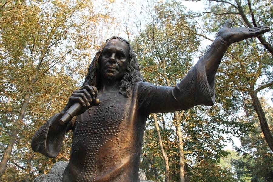 OfficialRJDio's tweet image. 8 years ago today!
On Oct 23, 2010, this beautiful statue of Ronnie was unveiled in Kavarna, Bulgaria.  A beautiful tribute &amp;amp; a place where fans gather on Ronnie’s birthday.  Thank you to the city of Kavarna, and all who made this possible.