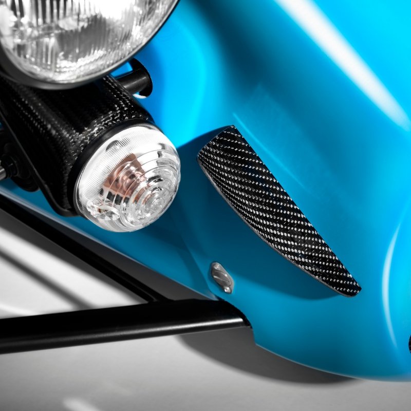 It's all in the details.  The 620R not only benefits from a supercharger and 2.0L engine, there's also carbon canards, an air-flow optimised nose cone,  a race-developed cooling package, a gunmetal chassis and a 6-speed sequential gearbox... delivering 0-60mph in 2.79 seconds.