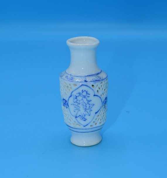 ShellysSalvages's tweet image. Blue &amp;amp; White Miniature Vase Vintage Open Lace Porcelain Mini Vase Blue Painted White Vase Oriental Asian Style Vase Gift for Her Wedding #OfficeDeskDecor #vintageteam #OrientalMiniVase #BlueWeddingGift #MiniatureVase #GiftsForHer
➤ goo.gl/rxYgtp
via @outfy