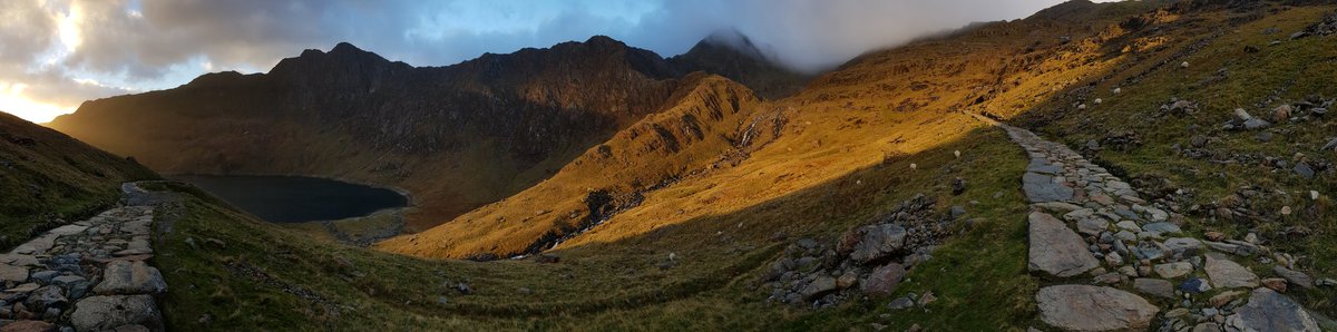TrailMagazine's tweet photo. Morning sun just starting to climb onto a cloud-enveloped #Snowdon 🏔😍 What's your favourite route up Yr Wyddfa? #minerstrack https://t.co/1xtEEWjHkM