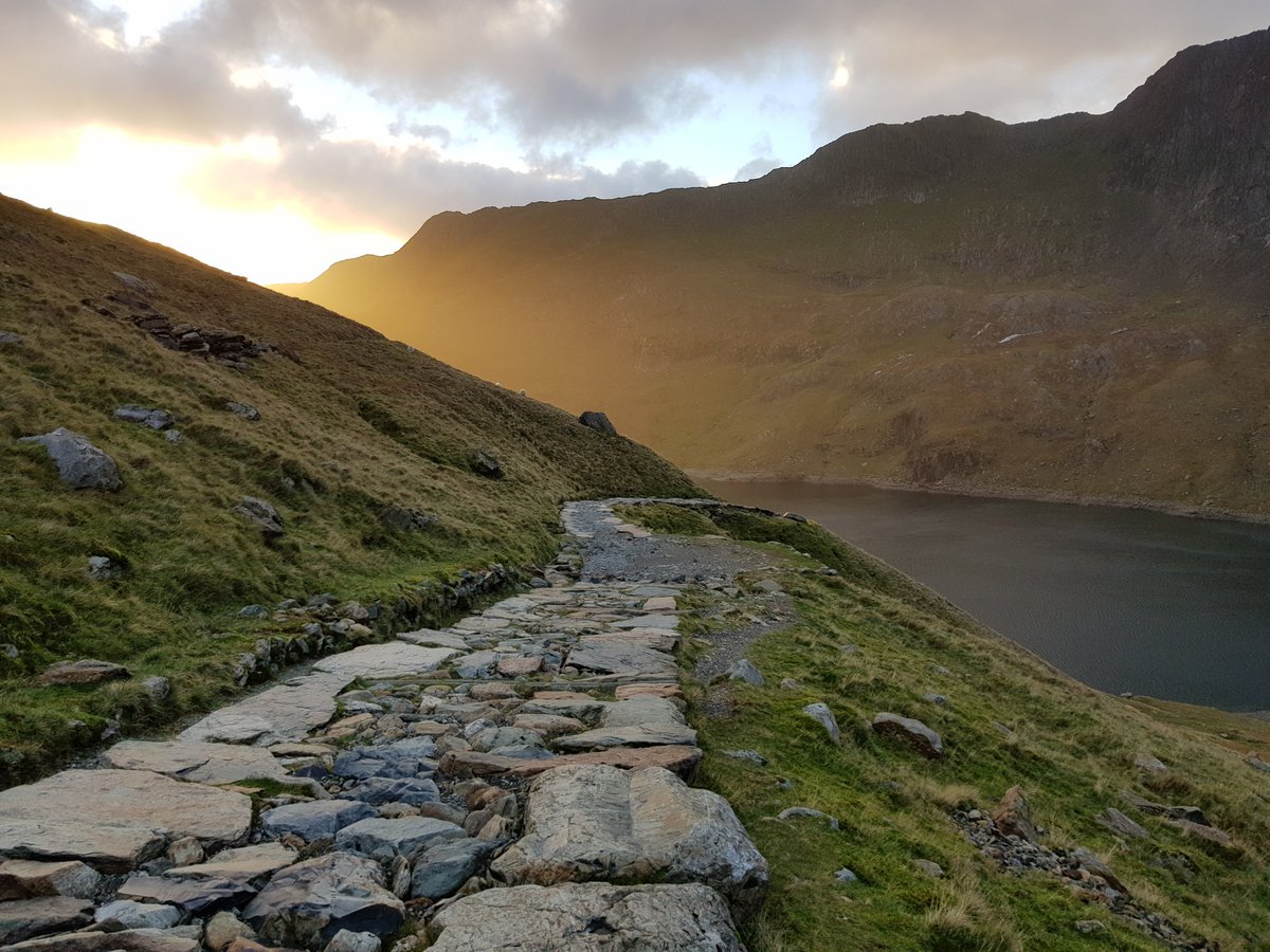 TrailMagazine's tweet photo. Morning sun just starting to climb onto a cloud-enveloped #Snowdon 🏔😍 What's your favourite route up Yr Wyddfa? #minerstrack https://t.co/1xtEEWjHkM