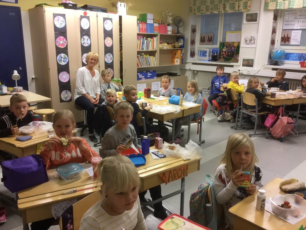 katarinaskolan's tweet photo. Lunch i klass 1a. Så vi mumsar! 😁 https://t.co/d6oeZVc4Dj