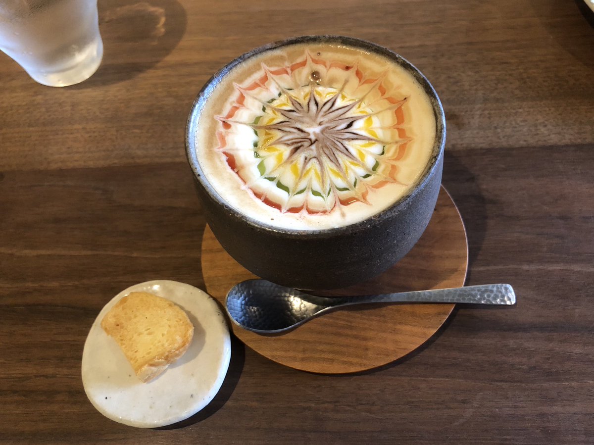 猫草 今日のおやつ 奈良県三郷町にある カフェ ファンチャーナ さんで Animoラテ と リンゴのタルトタタン いただきました Animoラテ リンゴのタルトタタン カフェファンチャーナ
