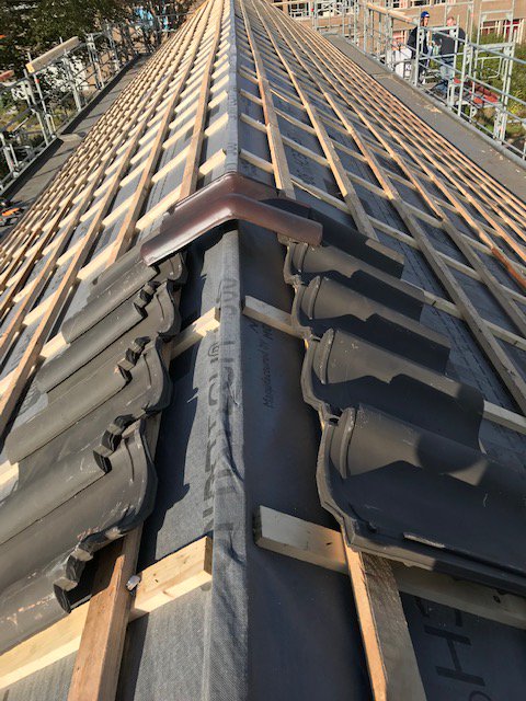 26475 dakpannen, 442 strekkende meter zinken goot, 48 strekkende meter kilgoot, en 84 strekkende meter nokvorsten. 

Allemaal nodig voor de onderhoudswerkzaamheden van een van de gebouwen van de Generaal De Bonskazerne in Grave. 

bit.ly/2CwJNgJ